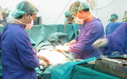 Qua 14 tuổi ngực vẫn lép, coi chừng!