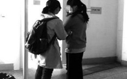 Nữ sinh ĐH sinh con ngay tại toilet