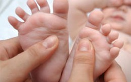 Bé sơ sinh rơi từ tầng 5 không chết