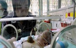 Bé trai có tim ngoài cơ thể hiếm gặp