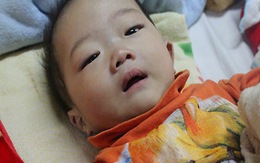 Gia đình trẻ kiệt quệ vì hai con không có hậu môn
