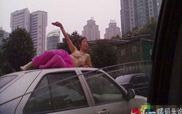 Một phụ nữ khỏa thân trên nóc ô tô