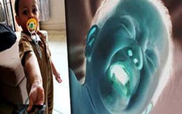 Bé 2 tuổi khóc đến hôn mê vì nhớ bố