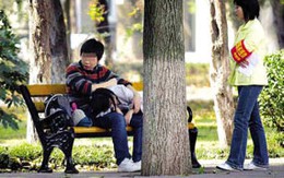 Cứ thấy hôn nơi công cộng là... ngăn cản