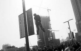 1 thanh niên bị diều "kéo" lên trời