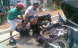 Dùng kéo dính máu HIV uy hiếp “hiệp sĩ”