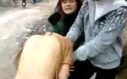 Nữ sinh bị lột trần... giữa đường