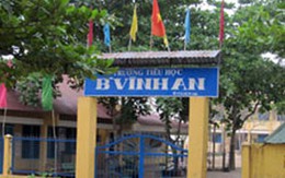 Cô giáo bắt 8 học sinh tiểu học ăn giấy