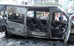 Xe đi lễ chùa Hương bị cháy, 12 người thoát chết 