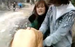 Bắt bốn đối tượng đánh ghen, lột áo nữ sinh lớp 11