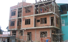 Thoát chết kì diệu khi rơi từ tầng 4 xuống