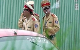 Thanh tra vụ cảnh sát đứng vị trí hiểm, đeo kính đen