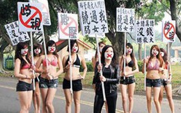 Tai nạn vì thiếu nữ mặc bikini biểu tình