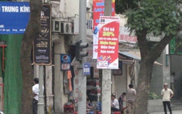 Hà Nội: Pano, áp phích treo kiểu “oái oăm”