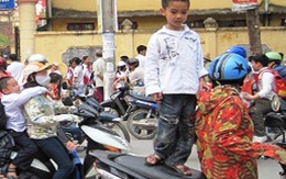 Cha mẹ chở con như... làm xiếc trên đường