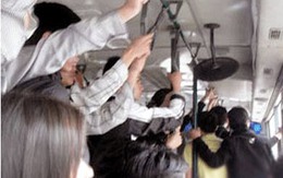 Nữ sinh “khóc thét” vì bị quấy rối trên xe buýt