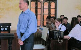 Dùng đạn và kim tiêm tống tiền sếp
