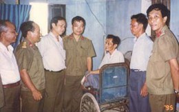Bác hàng xóm… đủng đỉnh