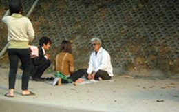 Nữ sinh làm "phòng nhì" cho đại gia 