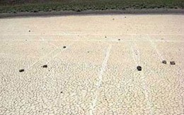 Những hòn đá biết chạy ở Thung lũng Chết 