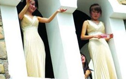 Thuê người đẹp rải tiền câu khách