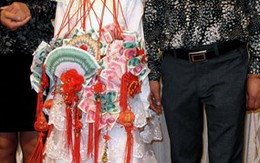 Sinh nhật con đại gia, khách mời thi nhau xếp tiền