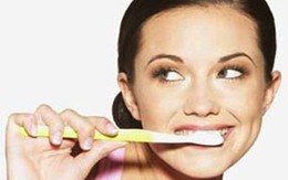 Đừng súc miệng ngay sau chải răng!