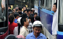 Người dân ùn ùn trở lại thành phố sau nghỉ lễ