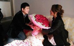 Rải tiền trên giường làm quà đính hôn 