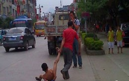 Cha lột áo quần con trai lôi giữa phố
