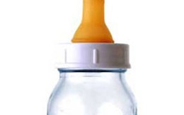 Khuyến cáo ngừng dùng bình sữa nhựa trong