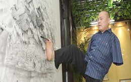 Người đàn ông vẽ tranh bằng chân và miệng kỳ tài