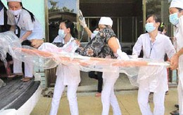 Điện phóng cháy xe, 4 người nguy kịch 