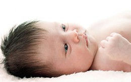 Mẹ mắc lậu, bé 2 tháng tuổi bị mù