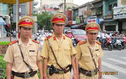 Kẻ cướp 63 tuổi ném bọc tiền cản đường cảnh sát