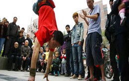 Cụt hai chân vẫn nhảy hiphop