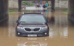 Đại lộ Thăng Long chìm trong nước