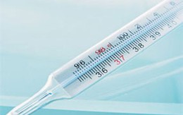 Cẩn trọng khi dùng nhiệt kế đo độ nóng bình sữa của trẻ