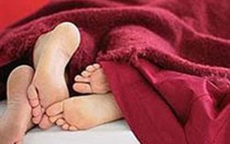 Thiếu nữ tố bị ép uống rượu, lột áo quần