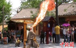 Kỳ nhân 'thét' ra lửa cao 7m 