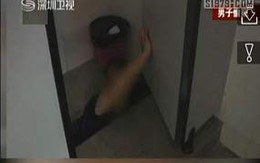 Kẹt trong cống nhà vệ sinh nữ vì nhòm trộm 