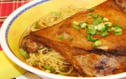 Phát hiện chuột còn sống trong mì