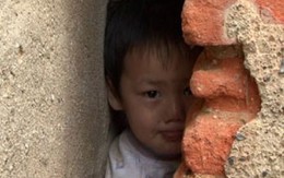 Bé trai bị kẹt 3 tiếng giữa 2 bức tường
