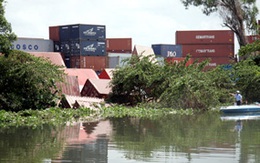 Gần 100 container rơi xuống nhánh sông Sài Gòn