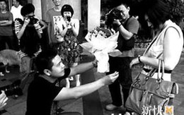 Cầu hôn trên màn hình quảng cáo