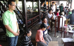 "Nhà tôi không còn đủ người chít khăn tang"