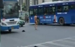 Khỏa thân ra đường chặn ô tô 