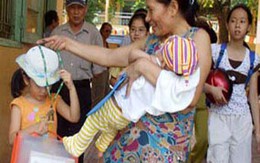 Nóng mắt mẹ Việt thỗn thện ở cổng trường