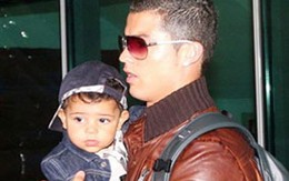 C. Ronaldo lần đầu bế con ra phố