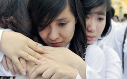 Nữ sinh lưu luyến tạm biệt tuổi học trò